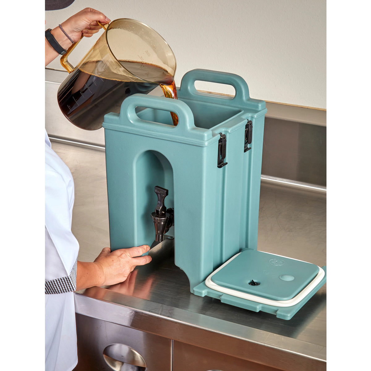 Cambro 100LCD401 Camtainer 1 1/2 gal. Insulated Beverage Dispenser, 27 Servings - Slate Blue