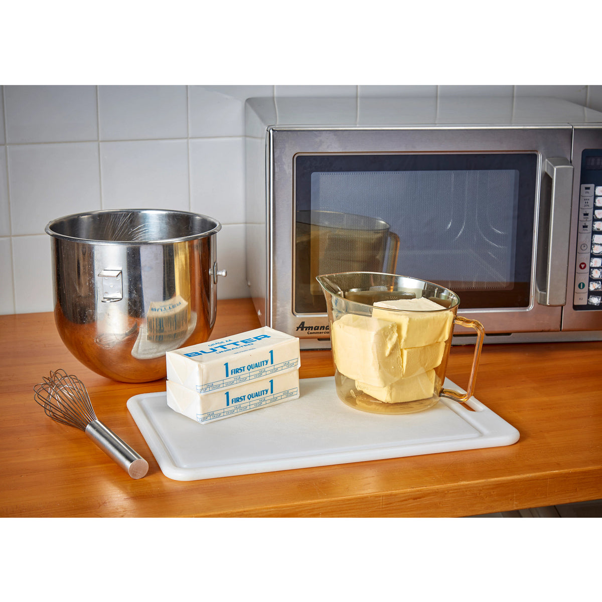 Cambro 200MCH150 High Heat Measuring Cup, 2 qt., Amber, 375°F Rated - Amber