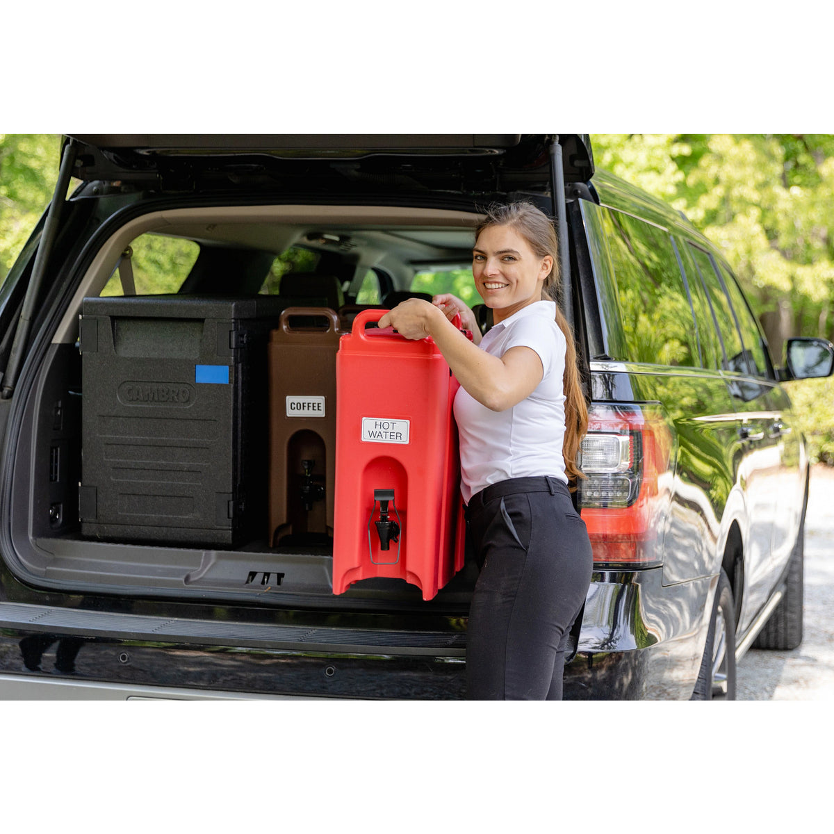 Cambro 500LCD158 Camtainer 4 3/4 gal. Insulated Beverage Dispenser, 86 Servings - Hot Red