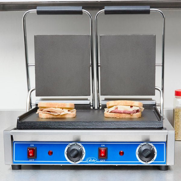 Globe GSGDUE10 Bistro Series Double Sandwich Grill with Smooth Plates - 18" x 9" Cooking Surface - 240V, 3200W